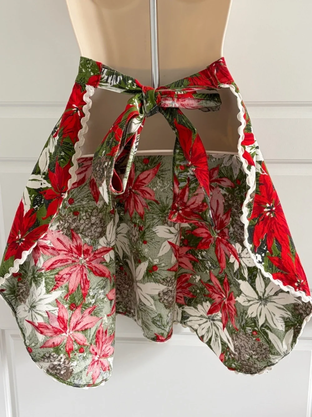 Vintage 1950s 1960s Handmade Poinsettia Christmas Apron Holiday Tie Waist